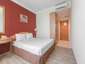 A bed or beds in a room at Hotel Bulevar Tanjung Duren Jakarta