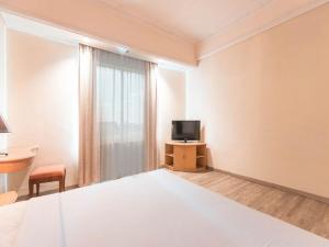 Tempat tidur dalam kamar di Hotel Bulevar Tanjung Duren Jakarta