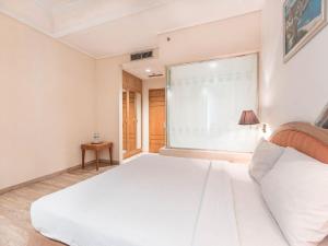 A bed or beds in a room at Hotel Bulevar Tanjung Duren Jakarta