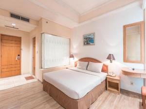 A bed or beds in a room at Hotel Bulevar Tanjung Duren Jakarta