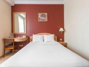 A bed or beds in a room at Hotel Bulevar Tanjung Duren Jakarta