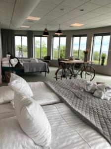Hotell Mossbylund في Abbekås: غرفة نوم كبيرة بسريرين وطاولة