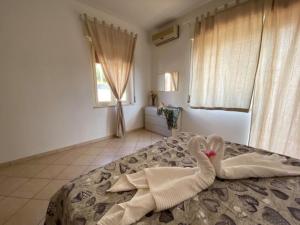 - une chambre avec un lit et une serviette dans l'établissement Appartamento Villa Circe, à Taormine