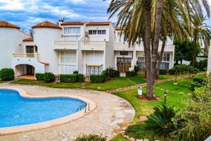 Casa grande con piscina y palmeras en Playa del Sol - Primera Línea, en Denia