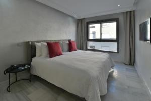 Llit o llits en una habitació de Le Yacht Suites Hotel