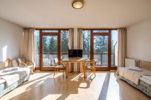sypialnia z biurkiem i laptopem w obiekcie Geovita Zakopane w Zakopanem