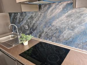 una cocina con fregadero y encimera en Seaview and relax, en Korčula