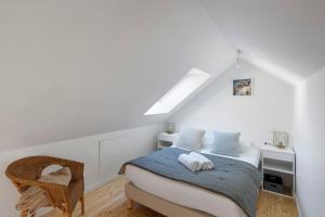 Ένα ή περισσότερα κρεβάτια σε δωμάτιο στο LA DEROBEE - Havre de paix en ville