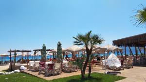 a restaurant with tables and chairs and the ocean at Apartment Marina 2 in Asprovalta