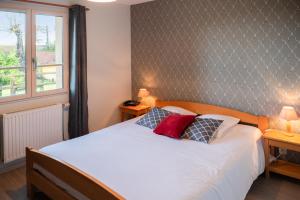 1 dormitorio con 1 cama grande, 2 mesas y ventana en LOGIS-Hôtel Restaurant Auberge Les Vallées Du Perche, en Vichères