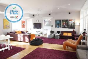 un soggiorno con divano e tavolo di Rivoli Cinema Hostel a Porto