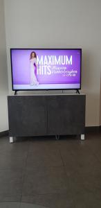 una TV a schermo piatto seduta sopra un tavolo di Elite 1 a Koksijde