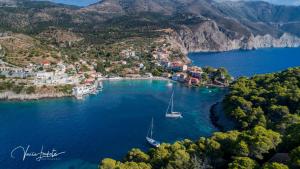 eine Insel mit einem Segelboot im Wasser in der Unterkunft Dina Apartments Argostoli in Argostoli
