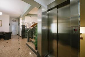 um corredor com um elevador de metal num edifício em Hotel Dubrovnik Međugorje em Medjugorje