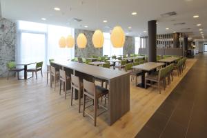 - un restaurant avec des tables et des chaises dans une salle dans l'établissement Holiday Inn Express Friedrichshafen, an IHG Hotel, à Friedrichshafen