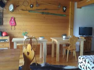 eine Küche mit einem Tisch und Stühlen im Zimmer in der Unterkunft k&k Residenz in Bad Mitterndorf