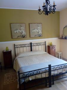 Cama ou camas em um quarto em Franca's Apartment Taormina