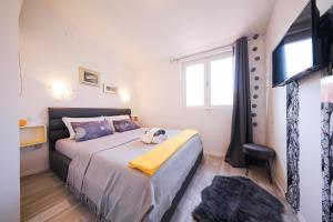 um quarto com uma cama grande e uma janela em Apartment Rita em Zadar