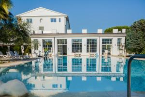 una piscina di fronte a una casa di Bellavista Terme Resort & Spa a Montegrotto Terme