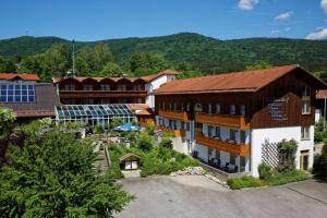 リムバッハにあるFerienhotel Kollmerhofのリゾートの空中を望む建物
