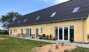 une maison avec des panneaux solaires en haut dans l'établissement Yggdrasil Guest Lodge, à Gudhjem