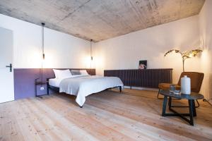 a bedroom with a bed and a table at TREMONDI - Boutique BnB in Quarten