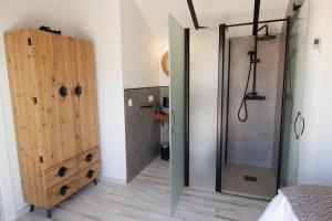 un bagno con doccia e un mobiletto in legno di Apartamentos Simba a Málaga Altre 174 foto