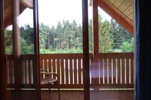 eine abgeschirmte Veranda mit einem Stuhl und einem Fenster in der Unterkunft Familiehuis Klokkenweide in Loon op Zand