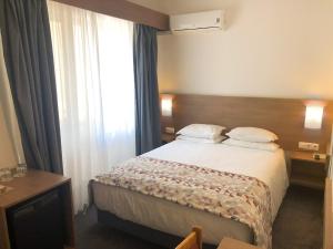 a hotel room with a bed and a window at Hotel Flamingo in Lisbon