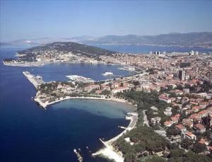 una vista aérea de una ciudad y un cuerpo de agua en Apartment Kova, en Split