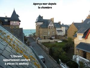 - une vue aérienne sur une ville avec des maisons et l'océan dans l'établissement Résidence La Hoguette, à Saint-Malo