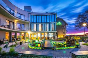 - une vue sur un hôtel avec un bâtiment éclairé dans l'établissement Max Health Resort SPA, à Ustronie Morskie