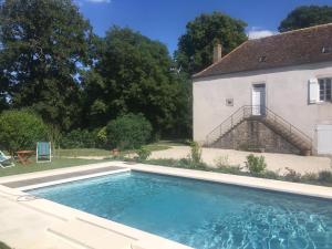 uma piscina em frente a uma casa em Le Meix Gautheret em Merceuil