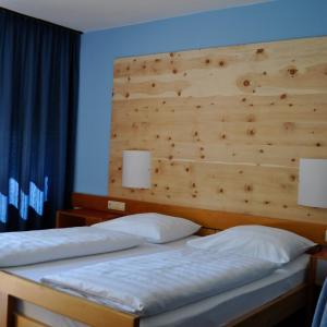 En eller flere senger på et rom på Hotel Leitgebhof