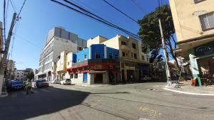 an empty city street with buildings on the corner at Hotel Anacleto in São Paulo