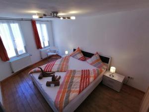 Ein Bett oder Betten in einem Zimmer der Unterkunft Gästehaus Pension Romantika