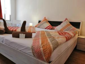 Ein Bett oder Betten in einem Zimmer der Unterkunft Gästehaus Pension Romantika