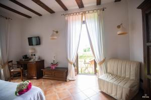 sypialnia z łóżkiem, krzesłem i oknem w obiekcie Al Castello Resort w mieście Sillavengo