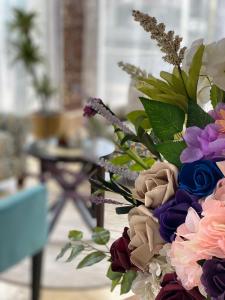 - un bouquet de fleurs colorées dans le salon dans l'établissement Samaa Eva Resort, à Abha