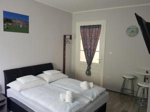 ヴィッラーニにあるDM Vendégház Villányのベッドルーム1室(ベッド1台、白いタオル2枚付)
