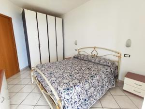 sypialnia z łóżkiem w białym pokoju w obiekcie Casa De Somma w mieście Ischia