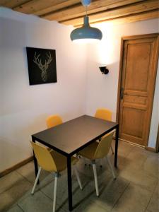 a dining room with a table and chairs at Appartement dans ferme rénovée au cœur du Grand Massif in Sixt
