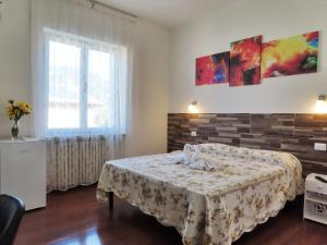 a bedroom with a bed and a window at B&B La Magnolia in Caprino Veronese