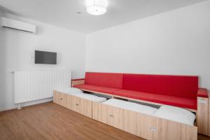 Televízia a/alebo spoločenská miestnosť v ubytovaní Szent Bernadett Családi Apartmanház