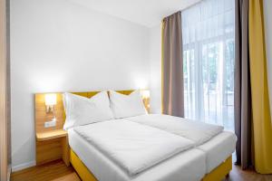 Postel nebo postele na pokoji v ubytování Szent Bernadett Családi Apartmanház