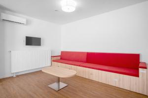 Televízia a/alebo spoločenská miestnosť v ubytovaní Szent Bernadett Családi Apartmanház