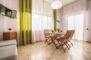 comedor con mesa y 4 sillas en Fabiene Familyholidays, en Cefalú