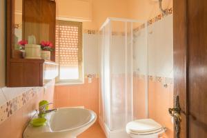 un baño con lavabo e inodoro en Fabiene Familyholidays, en Cefalú 77 fotos más