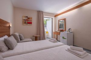 Ένα ή περισσότερα κρεβάτια σε δωμάτιο στο Dionysos Hotel & Suites
