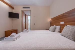 Ένα ή περισσότερα κρεβάτια σε δωμάτιο στο Dionysos Hotel & Suites